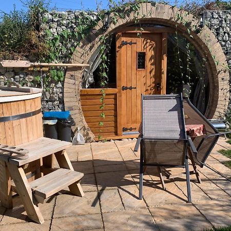 Romantic Escape Luxury Hobbit House With Hot Tub! 希尔内斯 外观 照片
